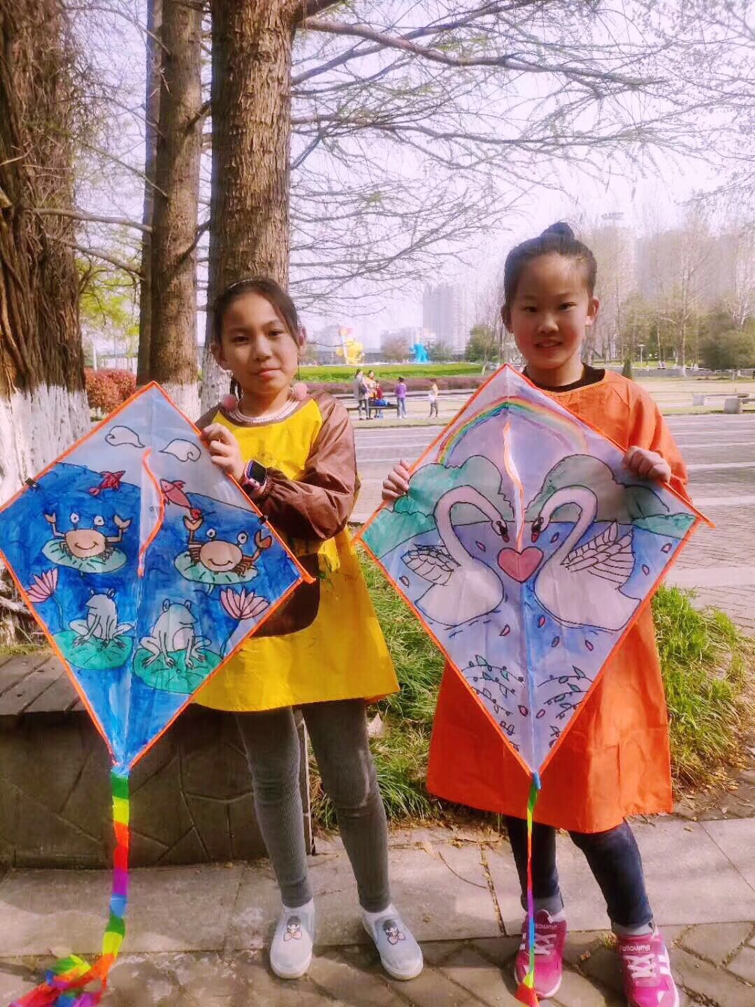 泰山路社区组织少儿彩绘风筝