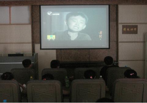 沿河社区组织青少年观看学习雷锋电影1.jpg