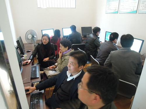 小红花小学领导带队进乐山社区辅导居民学电脑1.jpg